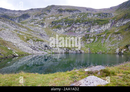 Rila Gebirge, Bulgarien - 08. August 2019: Urdini Seen Zirkus. Blick über dritte See. Stockfoto