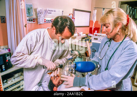 Ein Arzt und eine Krankenschwester Anästhesie verwalten Trauma in eine Notaufnahme Patienten in Mission Viejo, CA. Stockfoto