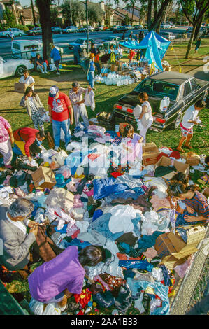 Multirassischen Freiwillige in einem Stadtpark sortieren gespendete Kleidung für Überlebende der 1994 Northridge, Ca, Erdbeben. Beachten Sie eher im Hintergrund mit kostenlosem Essen und Wasser. Stockfoto