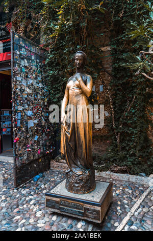 Verona, Italien - 6 August, 2019: Bronze Statue von Guilietta, von Romeo und juiliet Stockfoto