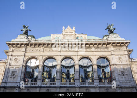 Die barocke Fassade der Wiener Oper, auch an der Wiener Staatsoper in Wien, Österreich. Es ist eine imperiale Austro hungarian Wahrzeichen, und die Stockfoto
