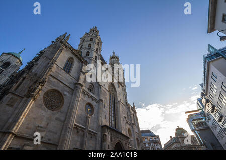 Panorama der Stephansplatz in Wien, Österreich, mit der Domkirche St. Stephan entfernt. Dieser Platz ist das historische Zentrum von Wien, und ist ein wichtiger Stockfoto