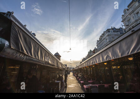 Wien, ÖSTERREICH - NOVEMBER 6, 2019: Main Gasse der Wien Naschmarkt mit Terrassen der Cafés und Restaurants voll von Einheimischen und Touristen. Es ist eine o Stockfoto