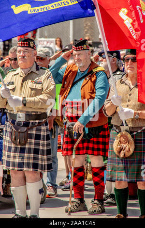 Einen kilted US Navy Veteran kehrt ein Gruß an der Versammlung der Clans und begrüssen zu den Veteranen auf eine schottische Pride Festival in Costa Mesa, CA. Hinweis Zuckerrohr. Stockfoto