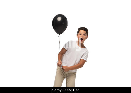 Überrascht junge Blick auf Kamera halten schwarze Ballon isoliert auf weißem Stockfoto