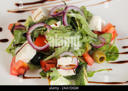 Griechische Caesar Salat auf weiße Platte close-up Stockfoto