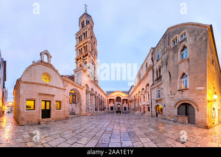 Panoramablick auf die Kathedrale des Heiligen Domnius in Diokletian Palast in der Altstadt von Split, die zweitgrößte Stadt von Kroatien in den Morgen Stockfoto