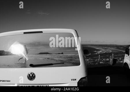 Anzeigen von Rhossili Bay von der National Trust Parkplatz oben zeigt auch die Fenster eines van mit einem Strand Surfer mit einem Surfbrett Stockfoto