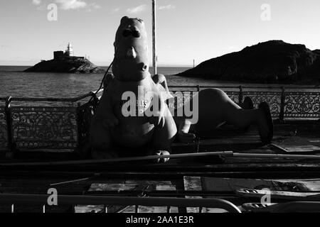 Blick von der Mumbles Pier in Mumbles Head und den Leuchtturm in Swansea Bay, South Wales Stockfoto