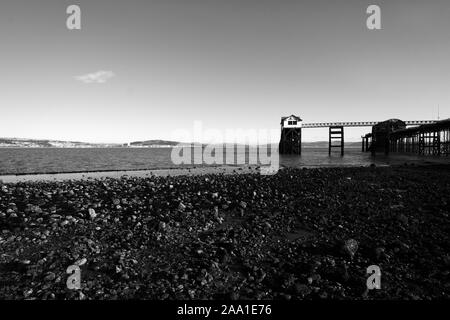 Die mumbles Pier und Swansea Bay bei Ebbe in der guten ruhigen Winter Wetter an einem sonnigen Tag in Monochrom Schwarz und Weiß Stockfoto