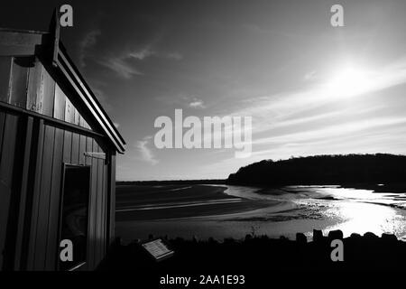 Ansicht des Taf Mündung in Laugharne mit dem Schreiben von Schuppen von Dylan Thomas im Vordergrund. Stockfoto