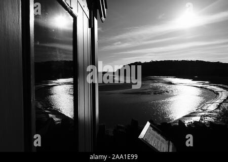 Ansicht des Taf Mündung in Laugharne mit dem Schreiben von Schuppen von Dylan Thomas im Vordergrund. Stockfoto