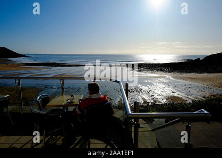 Frühstück auf der Terrasse über Langland Bay an Langland's Brasserie auf der Halbinsel Gower South Wales auf einem sonnigen Morgen Stockfoto