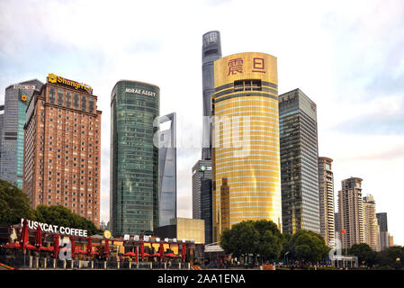 Shanghai, China - 5 November, 2017: Beeindruckende Hochhäuser im Stadtteil Pudong mit dem Shanghai Tower, Shanghail World Financial Cen Stockfoto