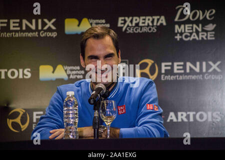 Buenos Aires, der Hauptstadt Argentiniens. Nov, 2019 18. Pressekonferenz von Roger Federer und Alexander Zverev nach ihrer Ankunft in Buenos Aires, Argentinien. Beide Spieler werden Sterne in der Ausstellung übereinstimmen, findet am Mittwoch, den 20. November im Parque Roca. Im Prinzip war das Spiel gegen Juan Martínez-n del Potro, werden aber fünf Tage nach der Show, der Argentinischen sagte, daß er nicht, weil der physikalischen Probleme in der Lage sein würde, zu spielen. Credit: ZUMA Press, Inc./Alamy leben Nachrichten Stockfoto