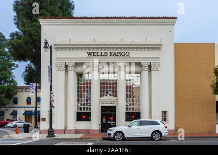 Orange, CA/USA - November 14, 2019: Die Wells Fargo Bank Gebäude 101 Ost Chapman Avenue in der Altstadt in der Stadt Orange entfernt, Stockfoto