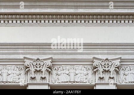 Orange, CA/USA - November 14, 2019: Ein Blick auf den römischen Stil Design auf dem historischen Wells Fargo Bank Gebäude 101 Ost Chapma Stockfoto