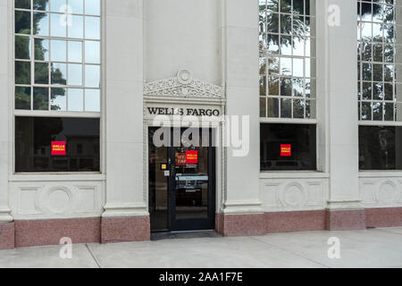 Orange, CA/USA - November 14, 2019: Die Wells Fargo Bank Gebäude 101 Ost Chapman Avenue in der Altstadt in der Stadt Orange entfernt, Stockfoto