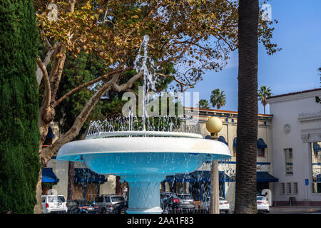 Orange, CA/USA - November 14, 2019: Wasser Brunnen bei Orange Plaza Square Park in der Nähe der Altstadt in der Stadt Orange, Kalifornien. Stockfoto