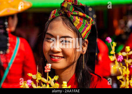 Eine ethnische Minderheit junge Frau bei der jährlichen Pindaya Cave Festival, Pindaya, Shan Staat, Myanmar. Stockfoto