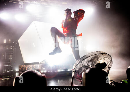 Mailand Italien. 18. November 2019. Der britische Sänger und Songwriter Charlotte Emma Aitchison auf der Bühne bekannt als CHARLI XCX führt live auf der Bühne Fabrique während der "charli Live Tour". Stockfoto