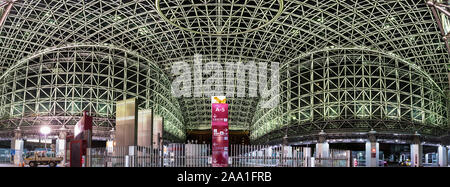 Panoramablick auf dem Dach Drum Gate-Tsuzumi-mon am Bahnhof Kanazawa, Japan. Stockfoto