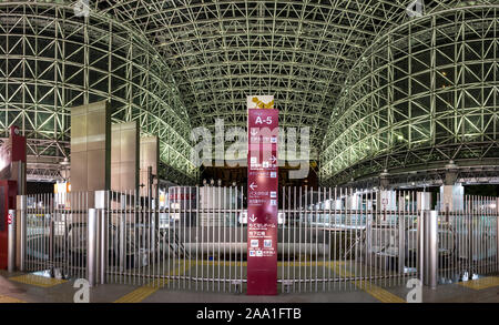 Detail der Dach Drum Gate-Tsuzumi-mon am Bahnhof Kanazawa, Japan. Stockfoto