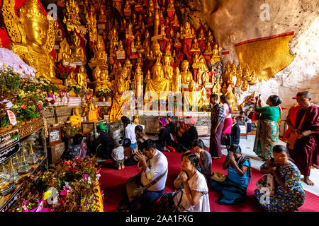 Buddhisten Am Pindaya Höhlen (Shwe Oo Min Pagode) Pindaya, Shan Staat, Myanmar zu beten. Stockfoto