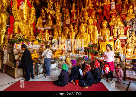 Buddhisten Am Pindaya Höhlen (Shwe Oo Min Pagode) Pindaya, Shan Staat, Myanmar zu beten. Stockfoto