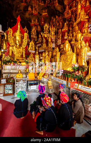 Buddhisten Am Pindaya Höhlen (Shwe Oo Min Pagode) Pindaya, Shan Staat, Myanmar zu beten. Stockfoto