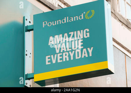 Poundland Geschäft Zeichen in Dorchester, Dorset, Großbritannien. Foto: Graham Jagd-/Alamy Stockfoto