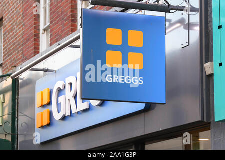 Greggs die Bäcker Geschäft Zeichen in Dorchester, Dorset, Großbritannien. Foto: Graham Jagd-/Alamy Stockfoto