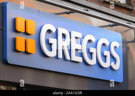 Greggs die Bäcker Geschäft Zeichen in Dorchester, Dorset, Großbritannien. Foto: Graham Jagd-/Alamy Stockfoto