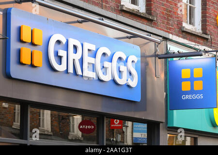 Greggs die Bäcker Geschäft Zeichen in Dorchester, Dorset, Großbritannien. Foto: Graham Jagd-/Alamy Stockfoto