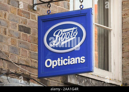 Stiefel Optiker Geschäft Zeichen in Dorchester, Dorset, Großbritannien. Foto: Graham Jagd-/Alamy Stockfoto