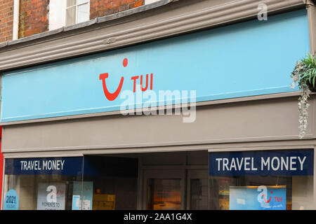 TUI Travel Agents Geschäft Zeichen in Dorchester, Dorset, Großbritannien. Foto: Graham Jagd-/Alamy Stockfoto