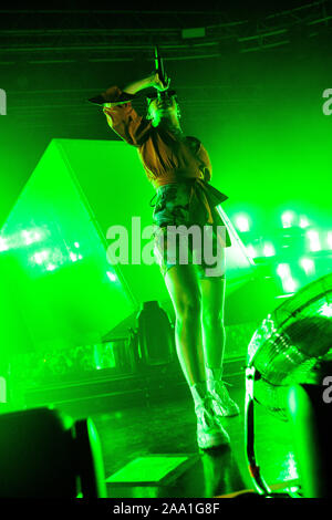 Mailand Italien. 18. November 2019. Der britische Sänger und Songwriter Charlotte Emma Aitchison auf der Bühne bekannt als CHARLI XCX führt live auf der Bühne Fabrique während der "charli Live Tour". Stockfoto