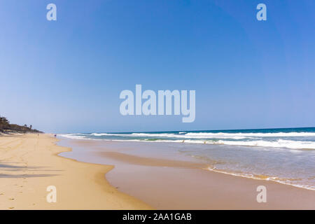 Surfer aaparadise, Australien - 17. November 2019, nachmittags Sonne Highlights surfen Sie auf langen Sandstrand mit einigen weit entfernten Menschen von Surfers Paradise. Stockfoto