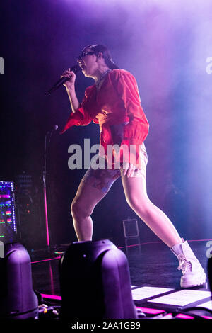 Mailand Italien. 18. November 2019. Der britische Sänger und Songwriter Charlotte Emma Aitchison auf der Bühne bekannt als CHARLI XCX führt live auf der Bühne Fabrique während der "charli Live Tour". Stockfoto