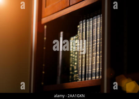 Bibliothek in der Synagoge. Mehrfarbige Bücher im Regal in der Bibliothek Stockfoto