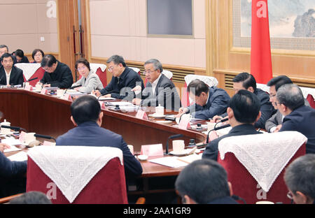 Peking, China. Nov, 2019 18. Chinesischen Vizepremier Hu Chunhua, ebenfalls Mitglied des Politischen Büros der Kommunistischen Partei von China Central Committee, den Vorsitz in der Sitzung über die Kontrollen der Arbeit der ländlichen Umwelt in Peking, der Hauptstadt von China zu verbessern, Nov. 18, 2019. Credit: Yao Dawei/Xinhua/Alamy leben Nachrichten Stockfoto