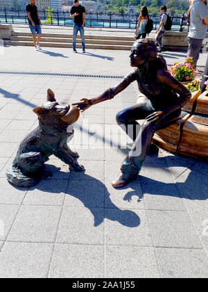 Mädchen spielen mit ihrem Hund Statue in Budapest eine Stadt, dass es dynamisch ist und Kunst liebenden Hauptstadt von Ungarn in Europa Stockfoto
