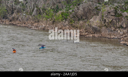 Zwei Männer auf Kajaks paddlying auf dem Fluss in Great Falls National Park, Virginia Stockfoto