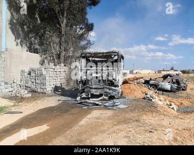 Peking, China. Nov, 2019 18. Foto an November 18, 2019 zeigt ein zerstörtes Fahrzeug von einem Luftangriff in einer Keksfabrik in Tripolis, Libyen Erfolg genommen. Credit: Hamza Turkia/Xinhua/Alamy leben Nachrichten Stockfoto