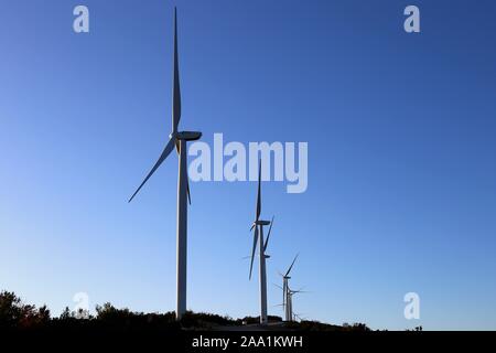 Ulcinj. Nov, 2019 18. Foto an November 18, 2019 zeigen einen Blick auf die Mozura Windpark im südlichen Montenegro übernommen. Die Mozura Wind Park im Süden von Montenegro, konstruiert von einem Konsortium der Shanghai Electric Power Company (SEP) und Malta State Energy provider Enemalta, wurde am Montag eröffnet. Credit: Shi Zhongyu/Xinhua/Alamy leben Nachrichten Stockfoto