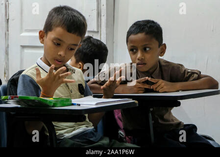 Kinder studieren an der Akademie. Rohingya English Academy ist ein Learning Center, die freie Bildung auf die Rohingya-flüchtlinge sowohl für Kinder als auch für Erwachsene bietet, wurde es von Saif Ullah ein rohingya Bürger leben in Malaysia und auch ein englischer Tutor an der Akademie Wer erhält keine Unterstützung von der Regierung gegründet. Malaysia hat mehr als 177,690 registrierte Flüchtlinge und Asylsuchenden Rohingya Nach UNHCR-Statistik und 45,470 davon sind Kinder unter 18 Jahren. Stockfoto