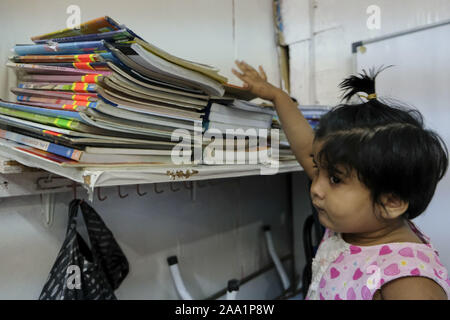 Kuala Lumpur, Selangor, Malaysia. 11 Nov, 2019. Ein kleines Mädchen an der Akademie. Rohingya English Academy ist ein Learning Center, die freie Bildung auf die Rohingya-flüchtlinge sowohl für Kinder als auch für Erwachsene bietet, wurde es von Saif Ullah ein rohingya Bürger leben in Malaysia und auch ein englischer Tutor an der Akademie Wer erhält keine Unterstützung von der Regierung gegründet. Malaysia hat mehr als 177,690 registrierte Flüchtlinge und Asylsuchenden Rohingya Nach UNHCR-Statistik und 45,470 davon sind Kinder unter 18 Jahren. Credit: Faris Hadziq/SOPA Images/ZUMA Draht/Alamy leben Nachrichten Stockfoto