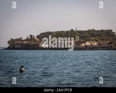 Dakar. 17. Nov, 2019. Foto an November 17, 2019 zeigt eine Ansicht der Insel Goree in der Nähe von Dakar, der Hauptstadt Senegals. Insel Goree, die für den Atlantischen Sklavenhandel Geschichte bekannt ist, ist eine beliebte Tour Reiseziele im Senegal. Credit: Louis Denga/Xinhua/Alamy leben Nachrichten Stockfoto