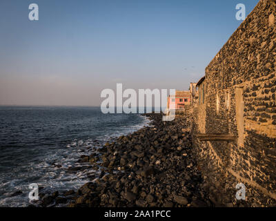 Dakar. 17. Nov, 2019. Foto an November 17, 2019 zeigt eine Ansicht der Insel Goree in der Nähe von Dakar, der Hauptstadt Senegals. Insel Goree, die für den Atlantischen Sklavenhandel Geschichte bekannt ist, ist eine beliebte Tour Reiseziele im Senegal. Credit: Louis Denga/Xinhua/Alamy leben Nachrichten Stockfoto