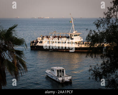 Dakar. 17. Nov, 2019. Foto an November 17, 2019 zeigt eine Fähre verbindet die Insel Goree und Dakar, der Hauptstadt Senegals. Insel Goree, die für den Atlantischen Sklavenhandel Geschichte bekannt ist, ist eine beliebte Tour Reiseziele im Senegal. Credit: Louis Denga/Xinhua/Alamy leben Nachrichten Stockfoto